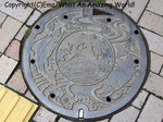 マンホールのフタ・鮭と旧道庁舎